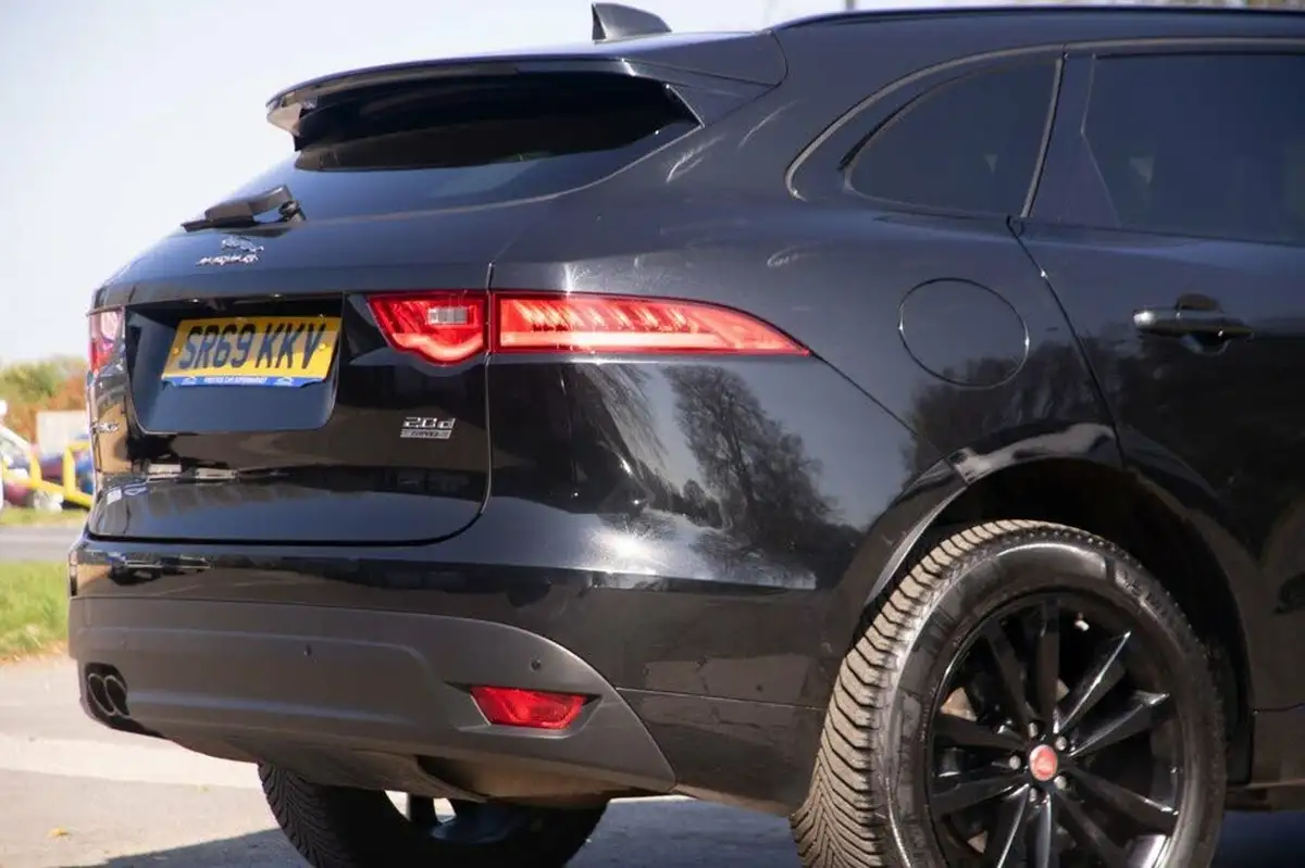 2019-jaguar-f-pace-20-i4d-chequered-flag-180ps-big-41