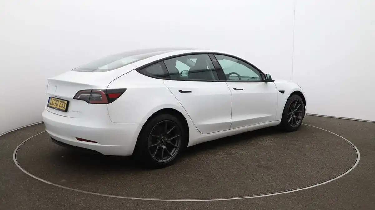 2020-tesla-model-3-e-long-range-big-52