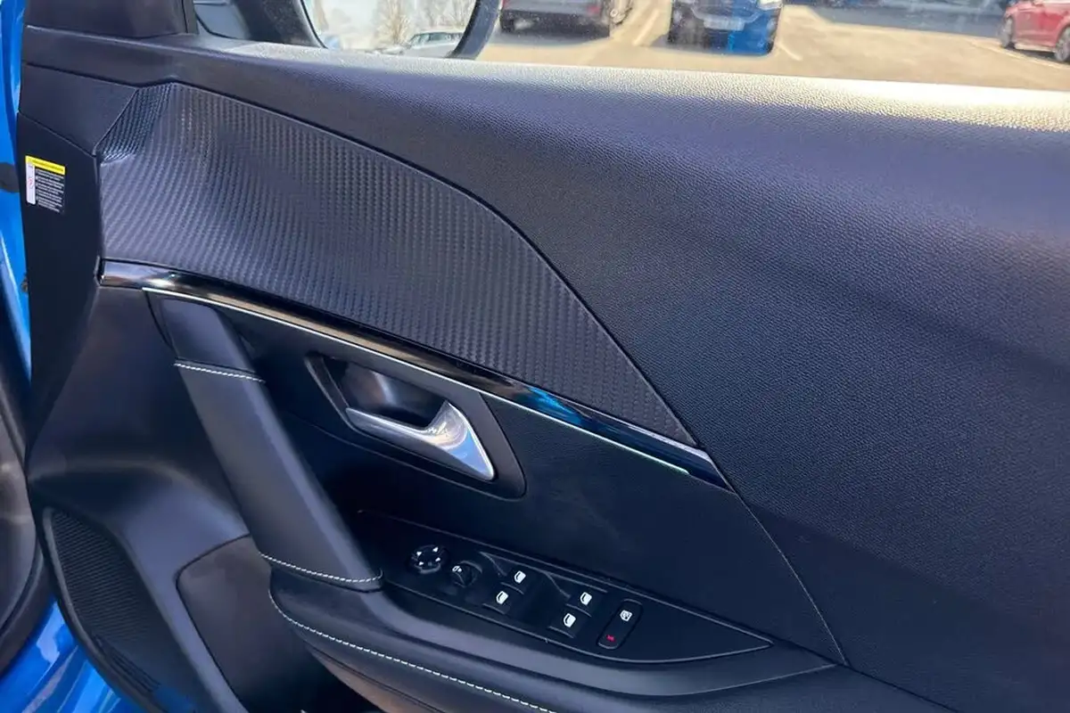 2021-peugeot-208-e-gt-premium-big-17