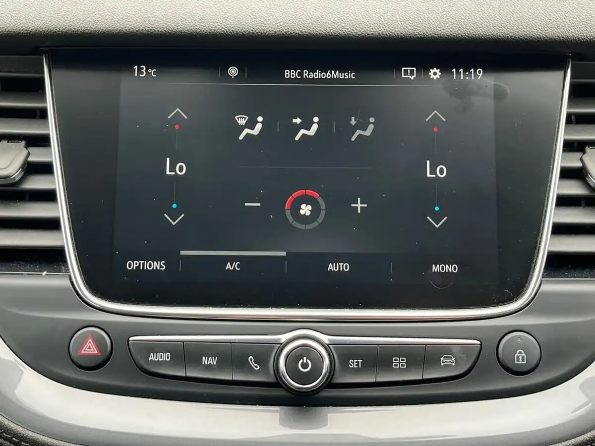 2021-vauxhall-grandland-x-12-sri-nav-big-21