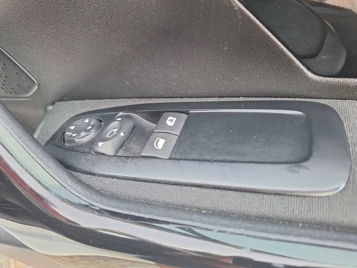 2019-peugeot-208-12-puretech-signature-big-20
