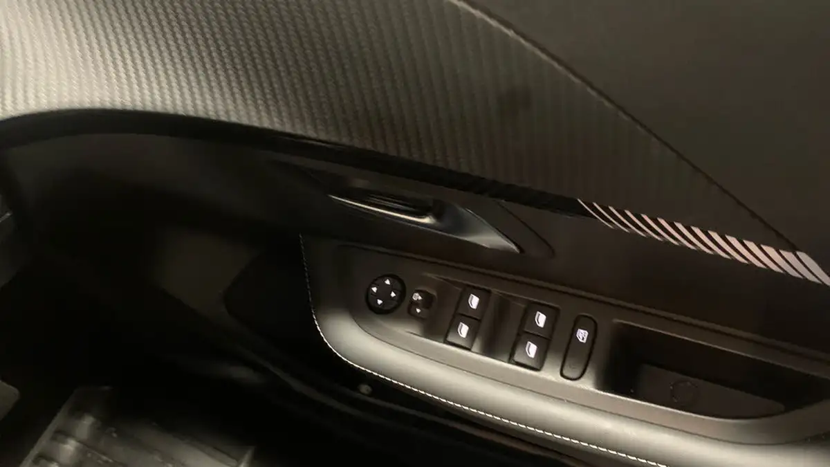 2024-peugeot-208-e-e-style-big-21