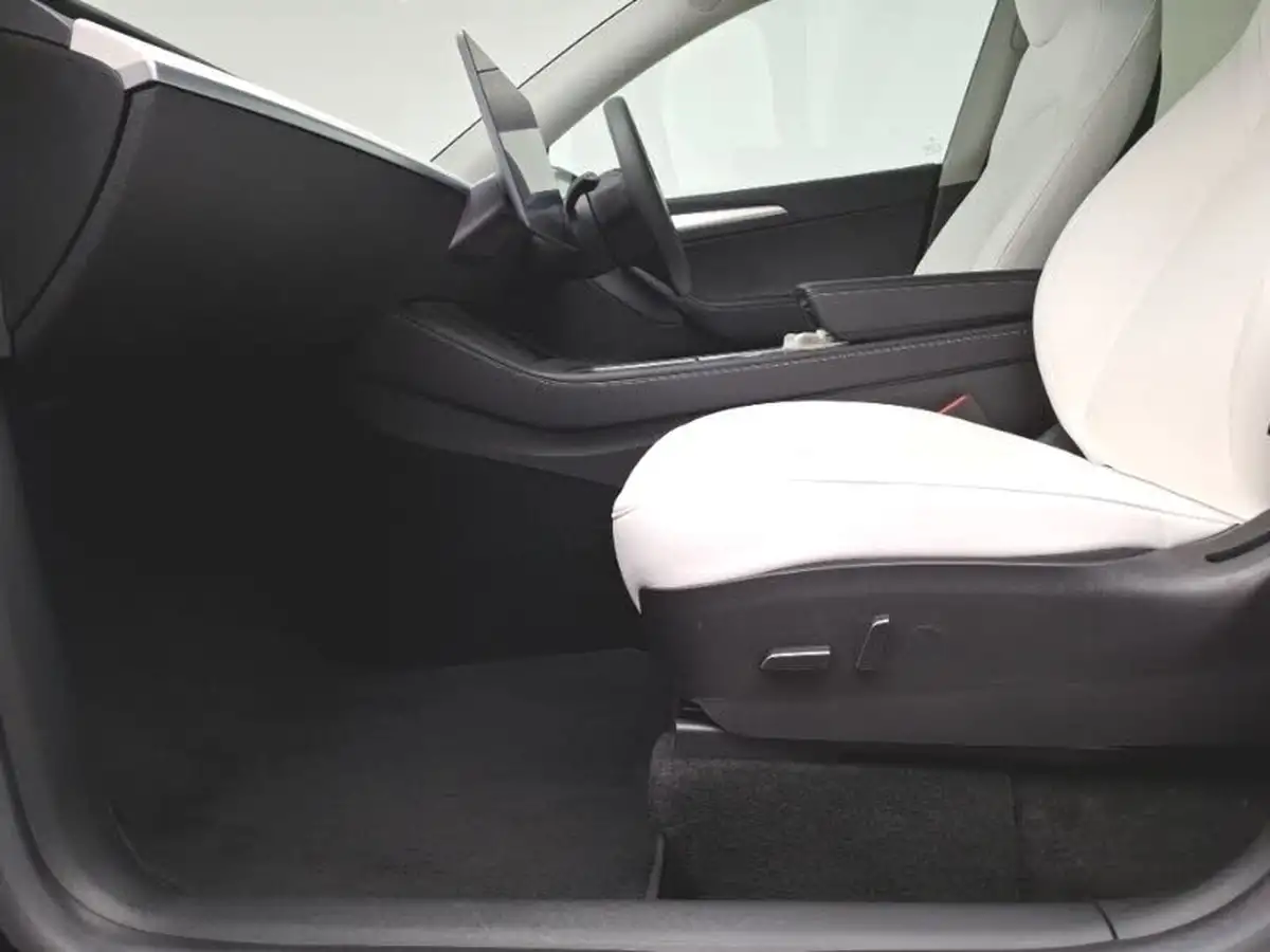 2022-tesla-model-y-e-long-range-big-4