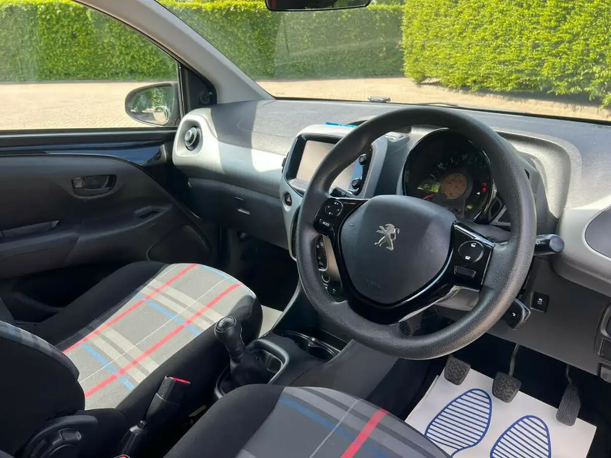 2015-peugeot-108-10-active-hatchback-3d-big-10