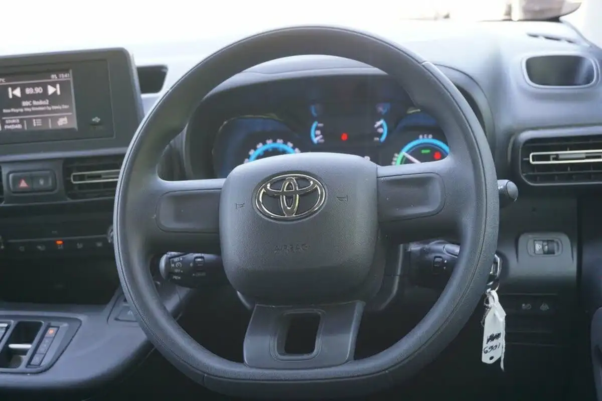 2024-toyota-proace-city-verso-e-shuttle-medium-big-15