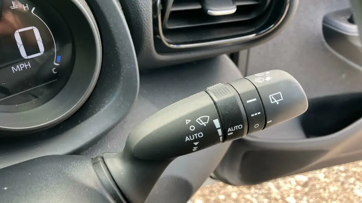2021-toyota-yaris-15-vvt-i-design-big-28