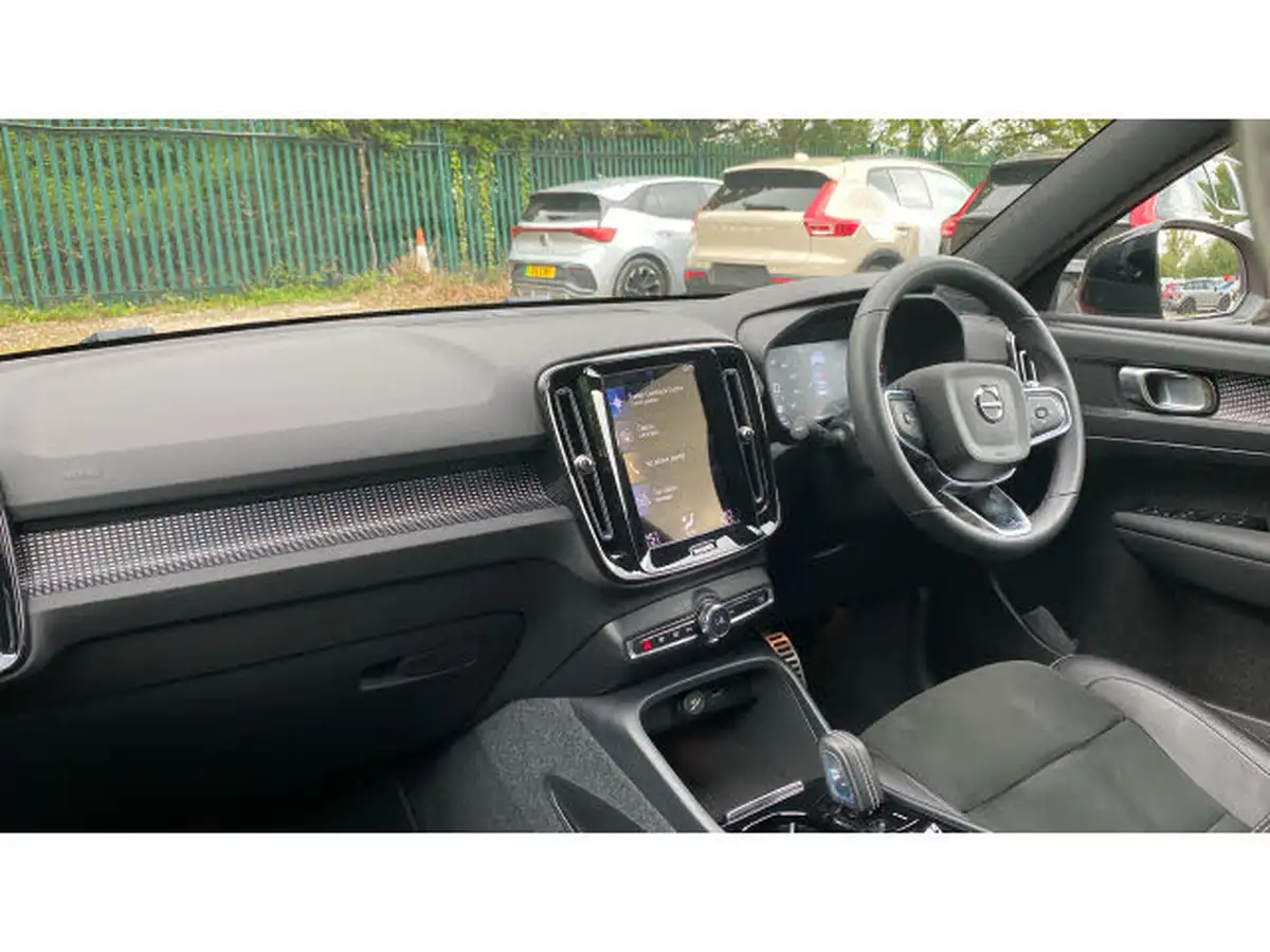 2022-volvo-xc40-15-t4-r-design-big-3