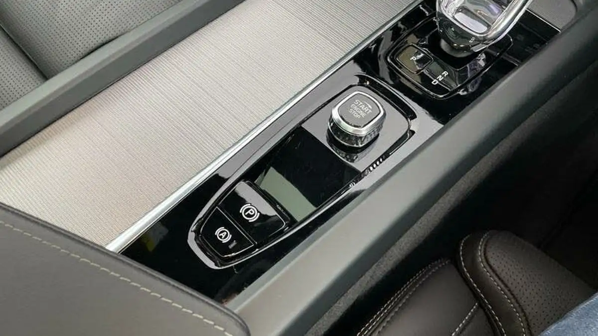 2024-volvo-xc60-20-b5-ultra-black-edition-big-11