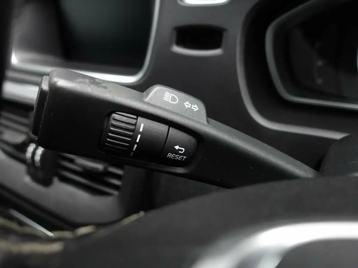 2018-volvo-v40-20-t3-r-design-nav-plus-big-30