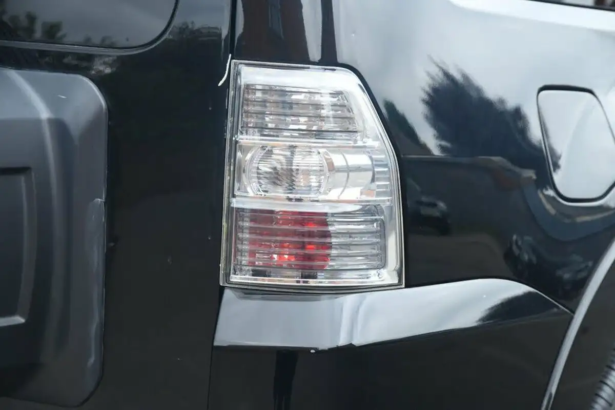 2013-mitsubishi-shogun-32td-sg3-big-29