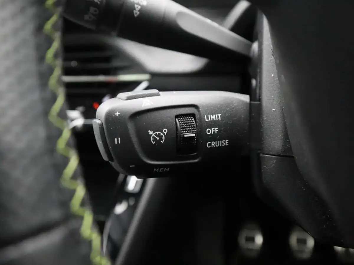 2020-peugeot-2008-suv-12-puretech-gt-line-big-34