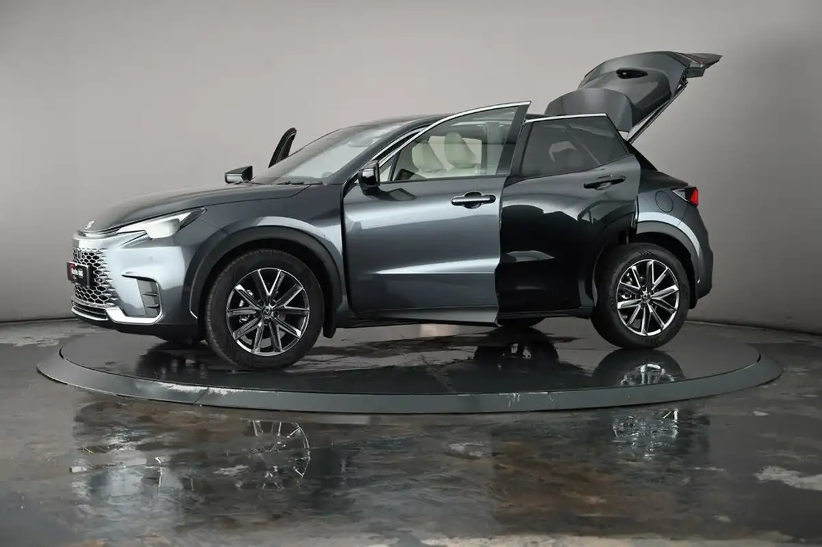 2025-lexus-lbx-15-premium-plus-big-51