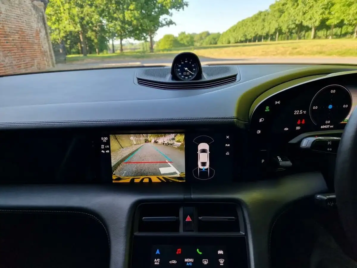 2020-porsche-taycan-e-turbo-big-17