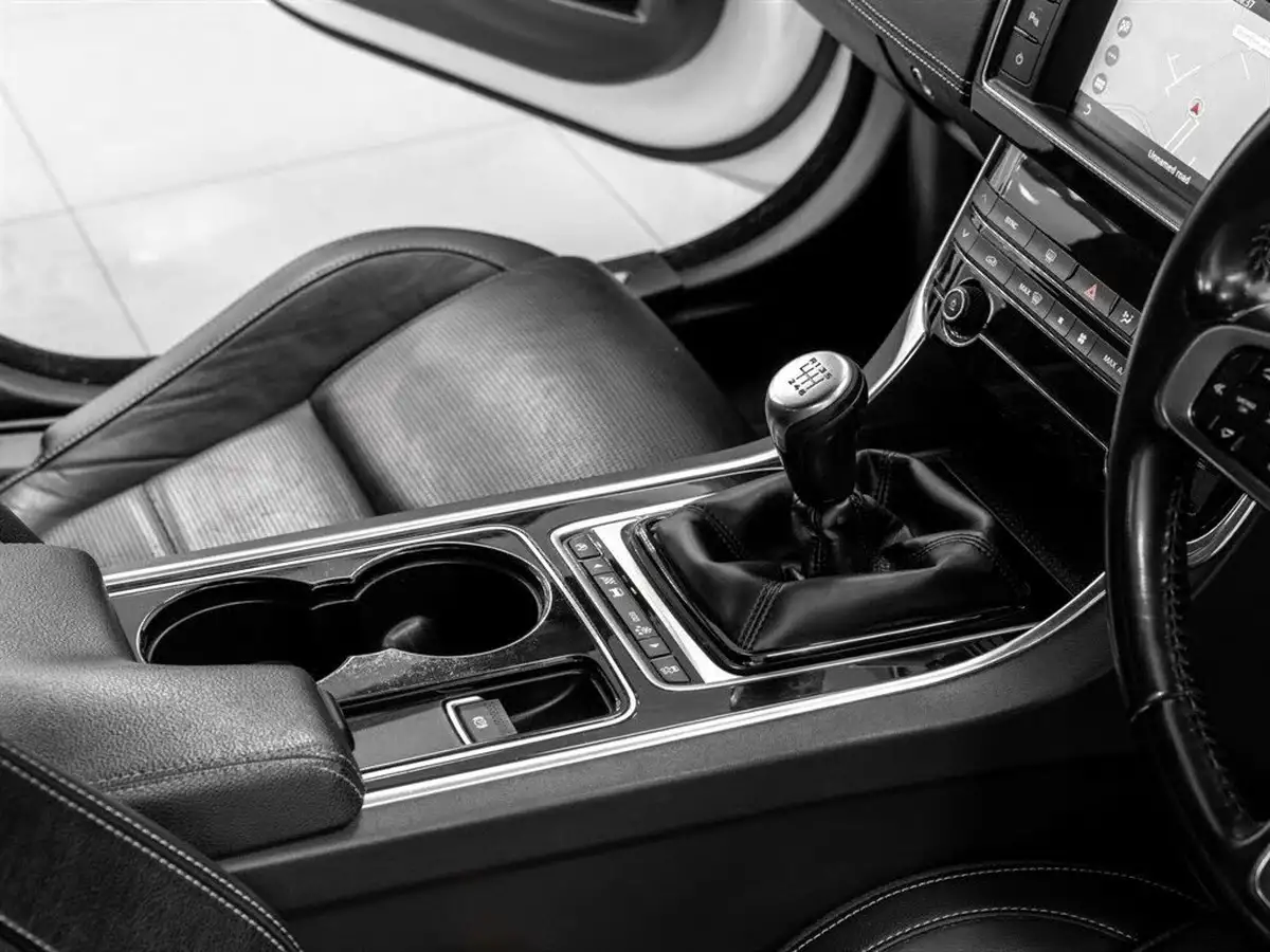 2017-jaguar-xe-20d-r-sport-180ps-1999cc-big-36