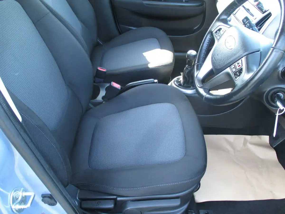 2014-hyundai-i20-12-active-5d-big-25