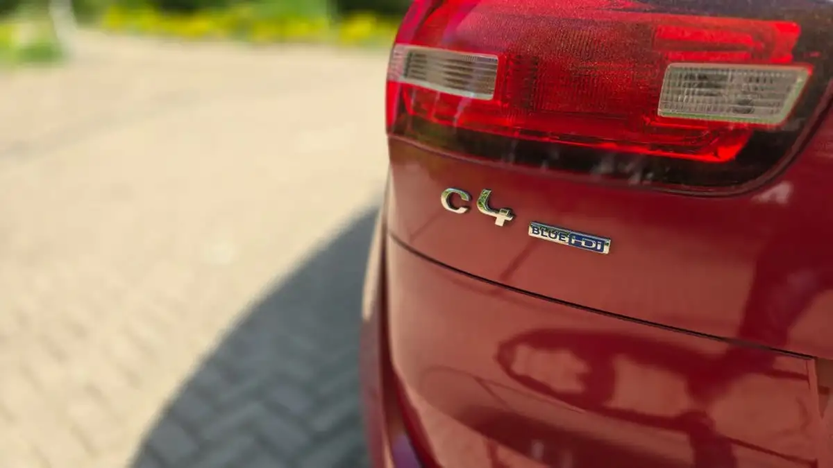 2015-citroen-c4-picasso-16bluehdi-selection-big-20