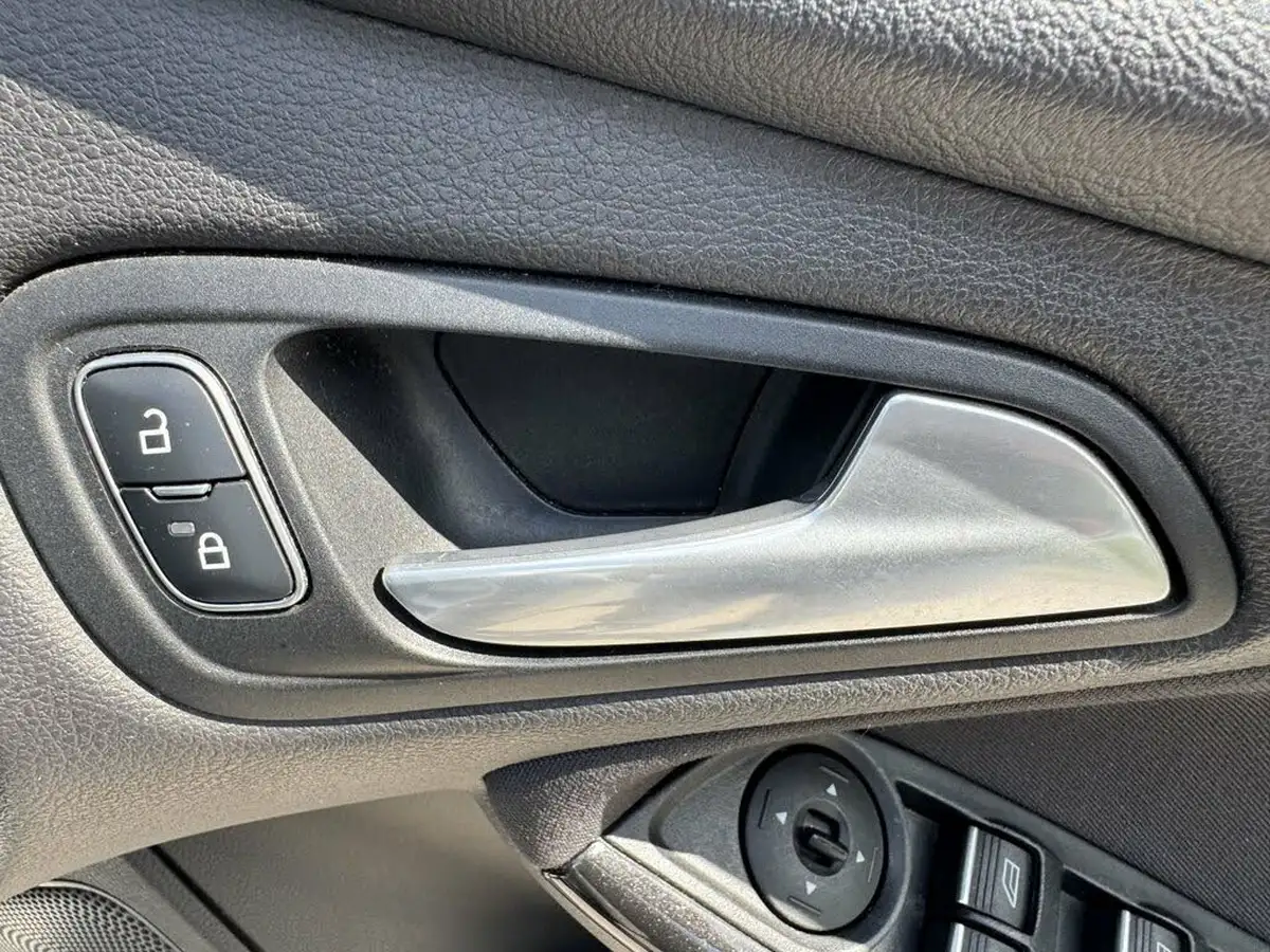 2015-ford-focus-10-titanium-t-125ps-hatchback-big-47