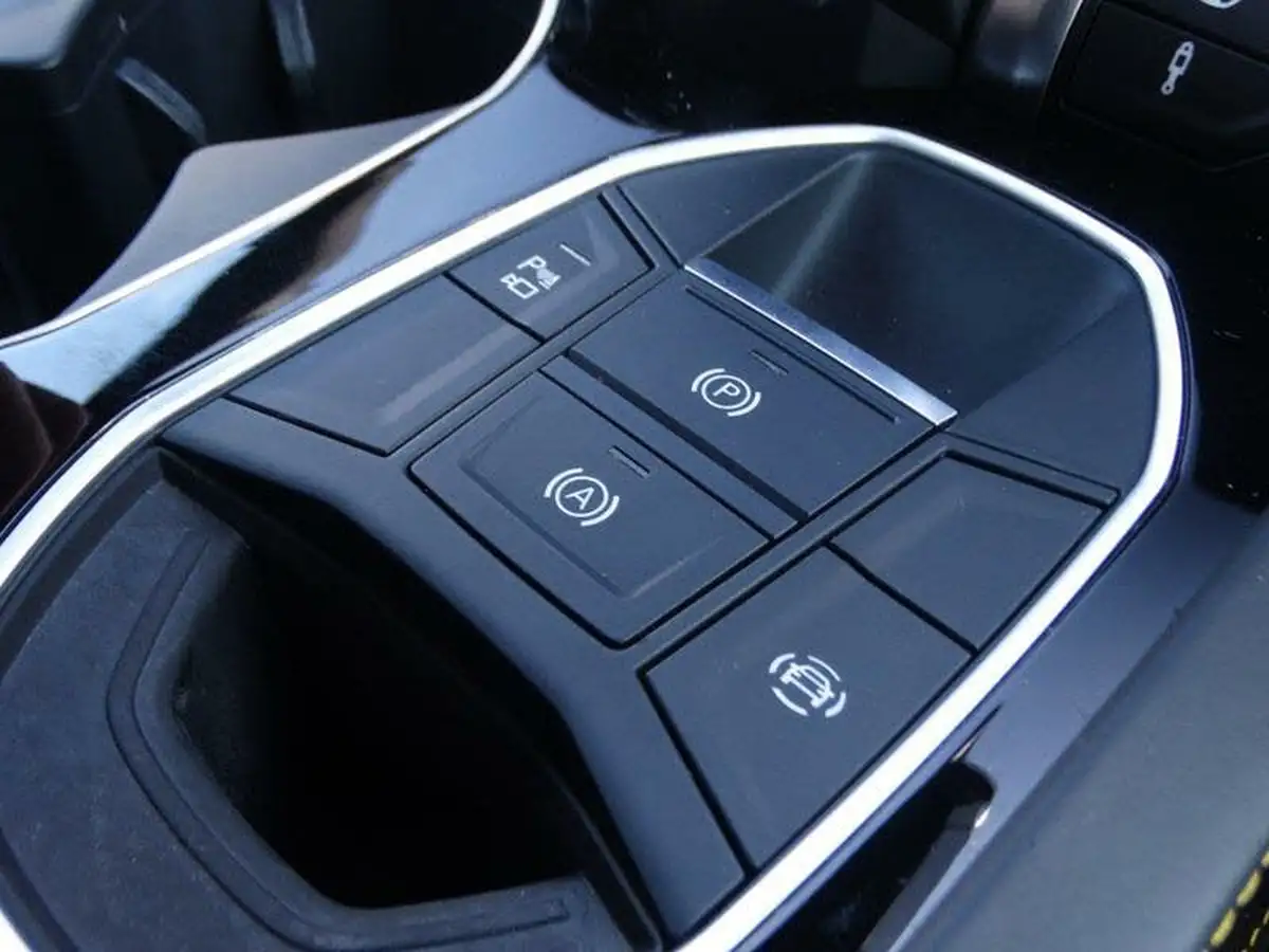 2019-lamborghini-urus-40-no-trim-big-26