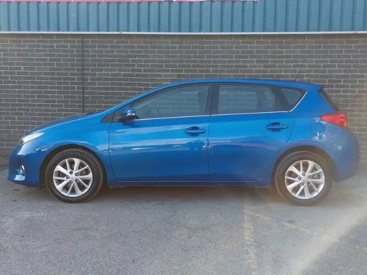 2013-toyota-auris-16-icon-hatchback-big-3