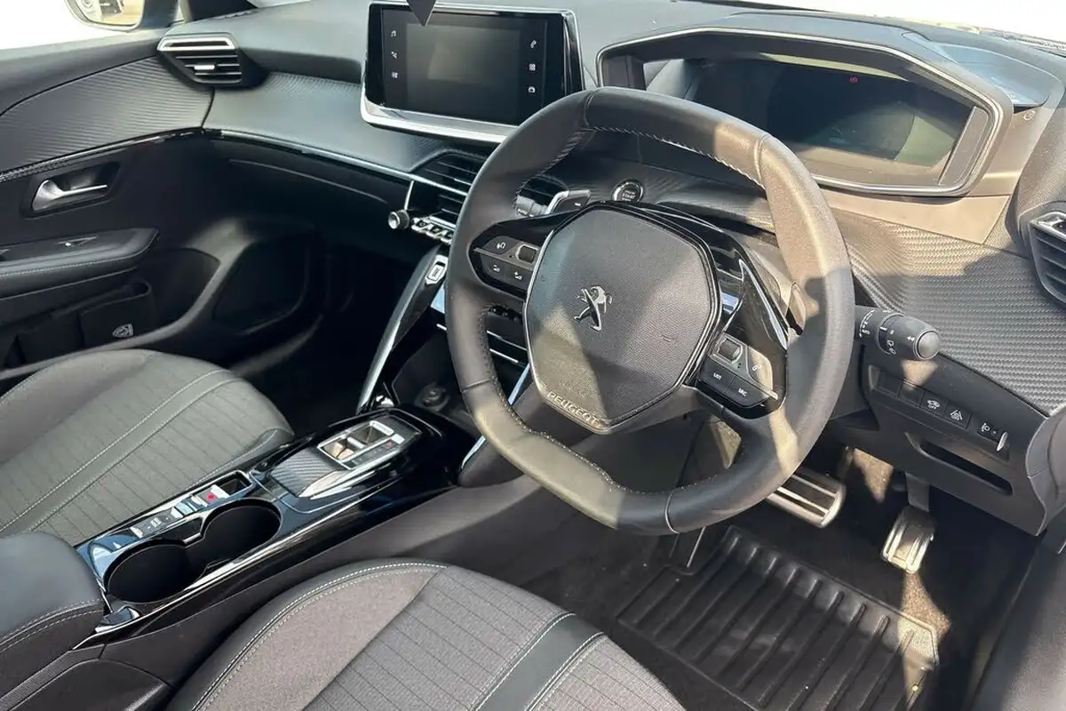 2023-peugeot-208-12-puretech-allure-premium-130ps-eat8-big-9
