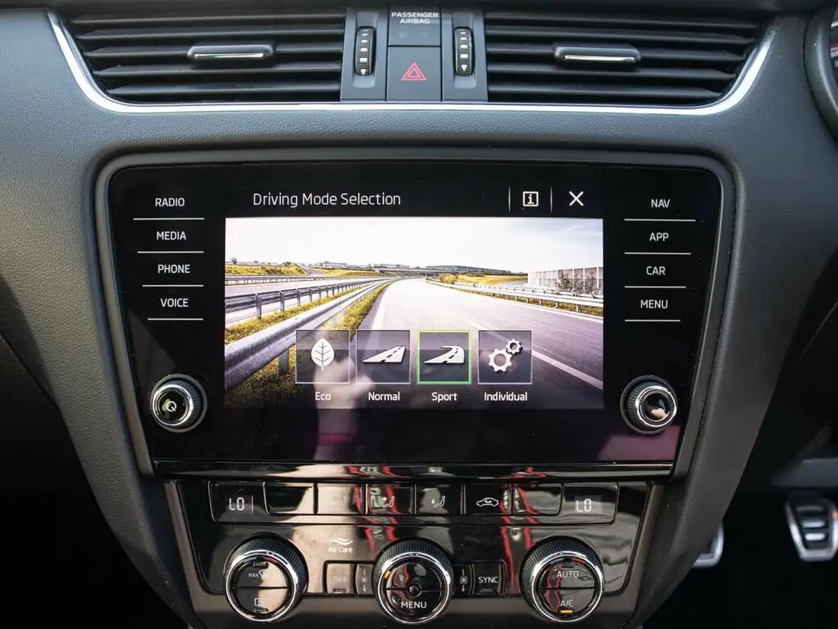 2019-skoda-octavia-20-tsi-vrs-estate-big-32