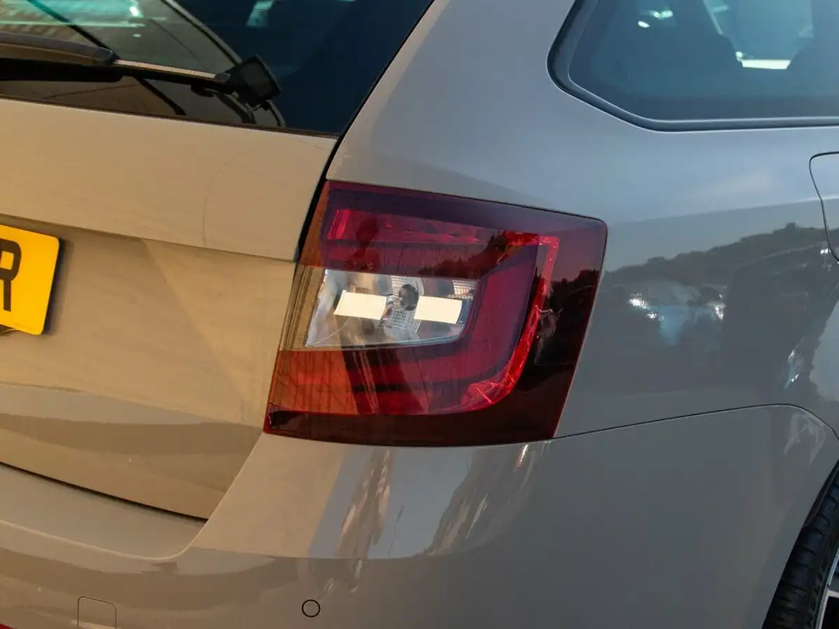 2019-skoda-octavia-20-tsi-vrs-estate-big-8