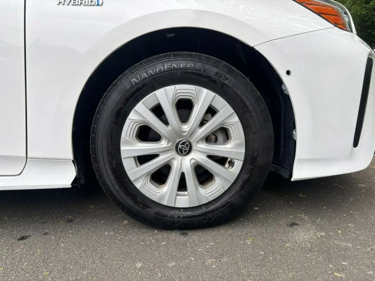 2021-toyota-prius-big-16