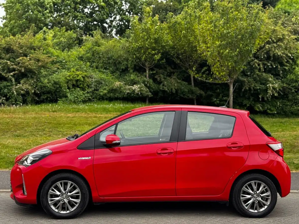 2017-toyota-yaris-15-vvt-i-icon-tech-98bhp-hybrid-1497cc-e-cvt-big-2