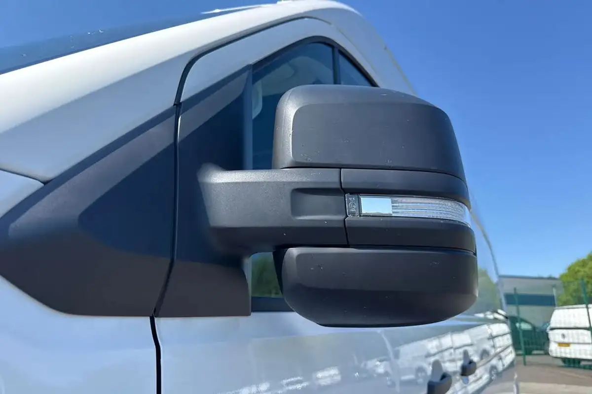 2024-volkswagen-crafter-20tdi-cr35-mwb-commerce-140pseu6d-panel-van-big-25