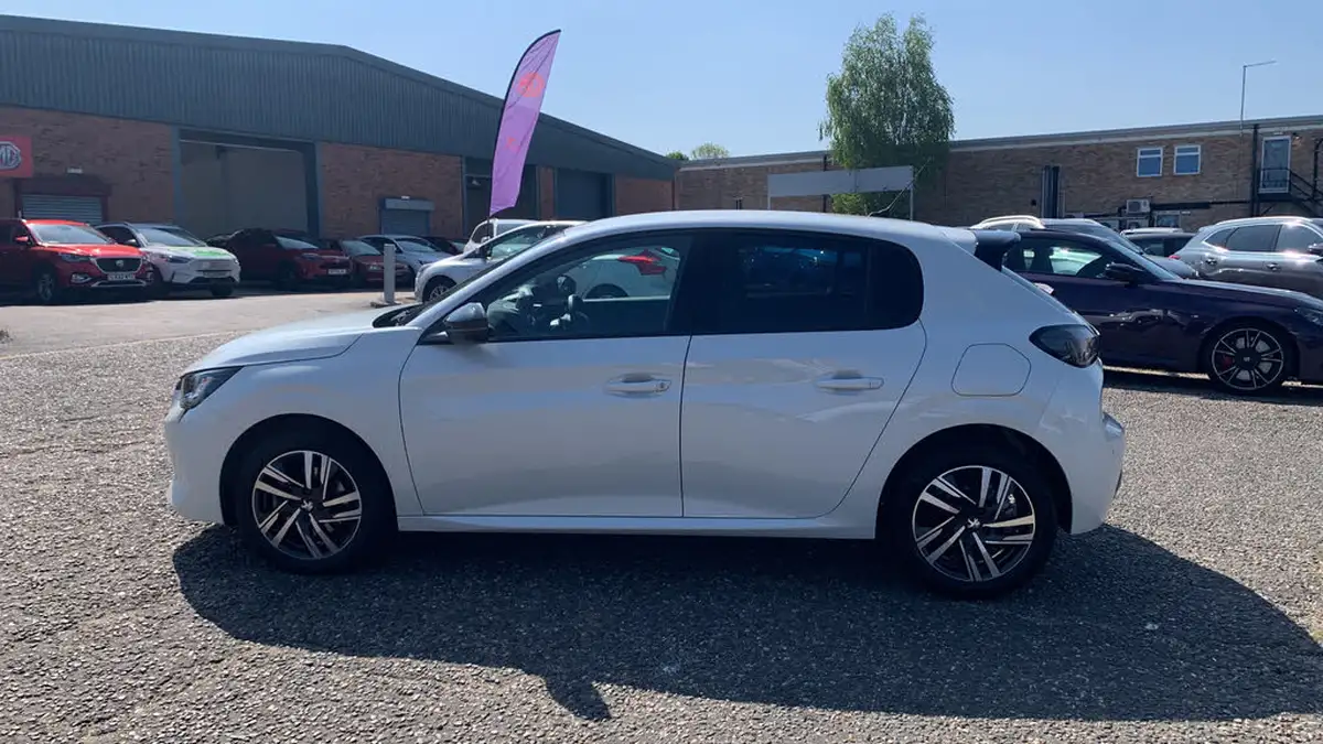 2022-peugeot-208-12-puretech-allure-premium-100bhp-eat8-big-5