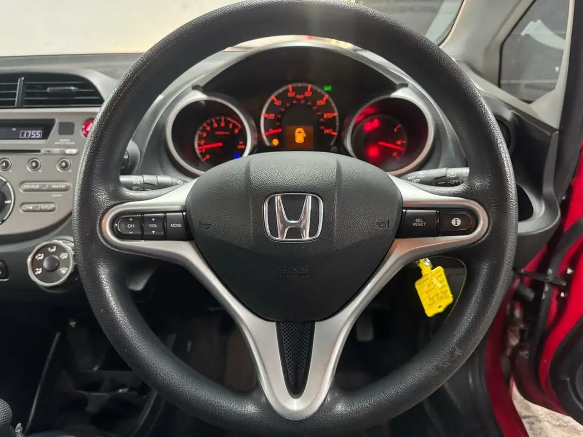 2010-honda-jazz-14-es-big-39