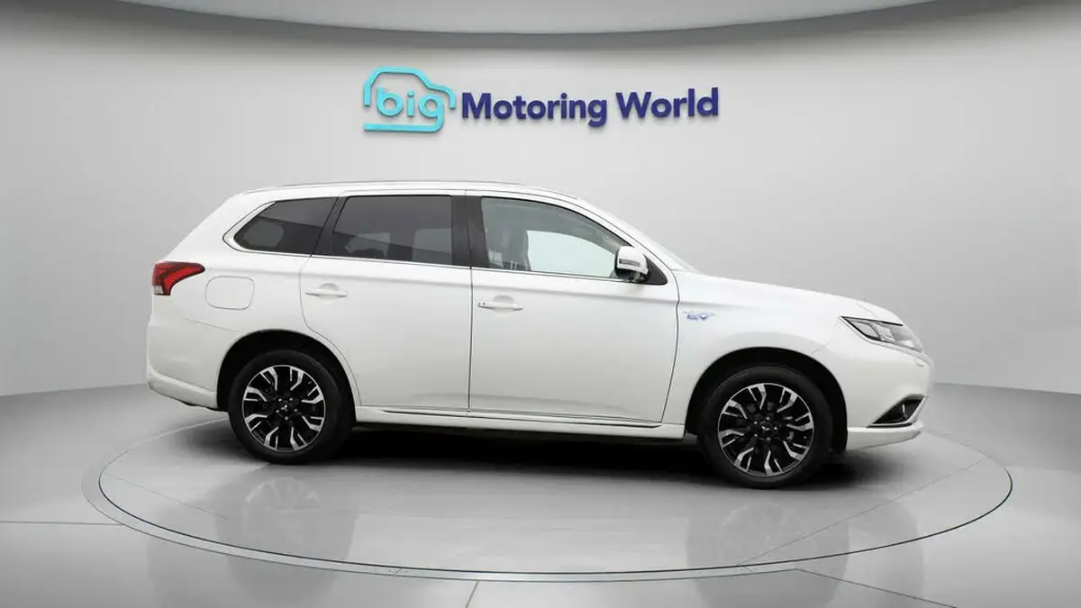 2017-mitsubishi-outlander-20-4h-phev-big-8