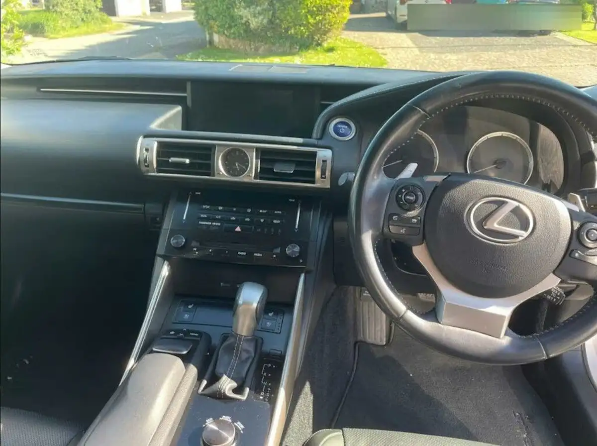 2014-lexus-is-300h-25-luxury-big-25