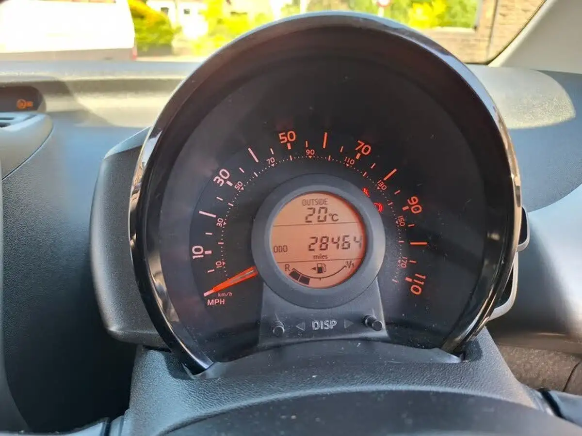 2015-citroen-c1-10-vti-feel-3d-big-10
