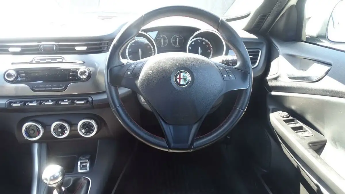 2013-alfa-romeo-giulietta-14-collezione-multiair-170bhp-big-49