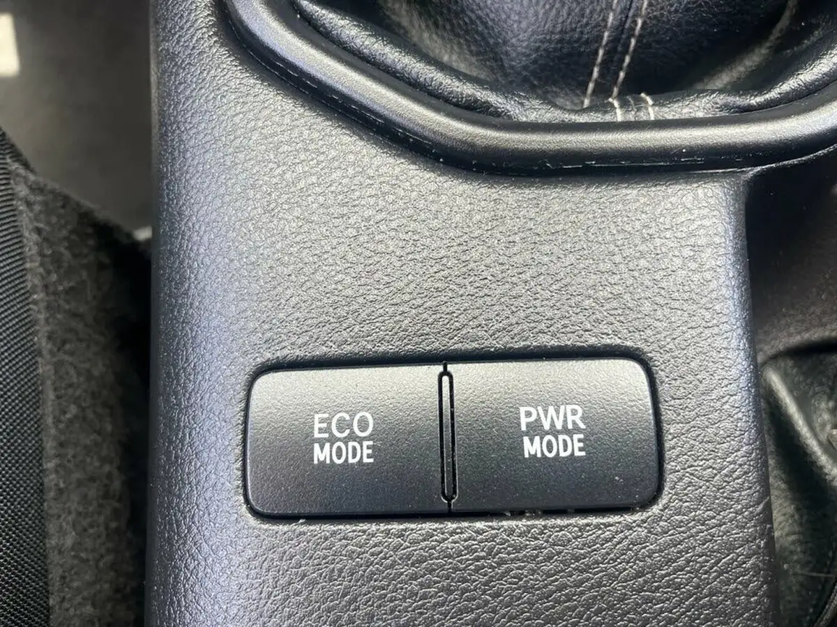 2020-toyota-hi-lux-24d-4d-active-150hpeu6dt-e-35t-double-pick-up-big-26