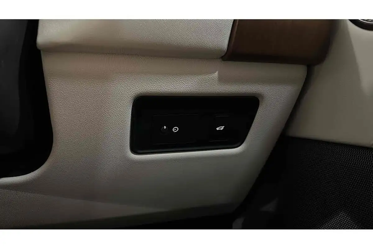 2019-land-rover-range-rover-30-sd-v6-vogue-big-44