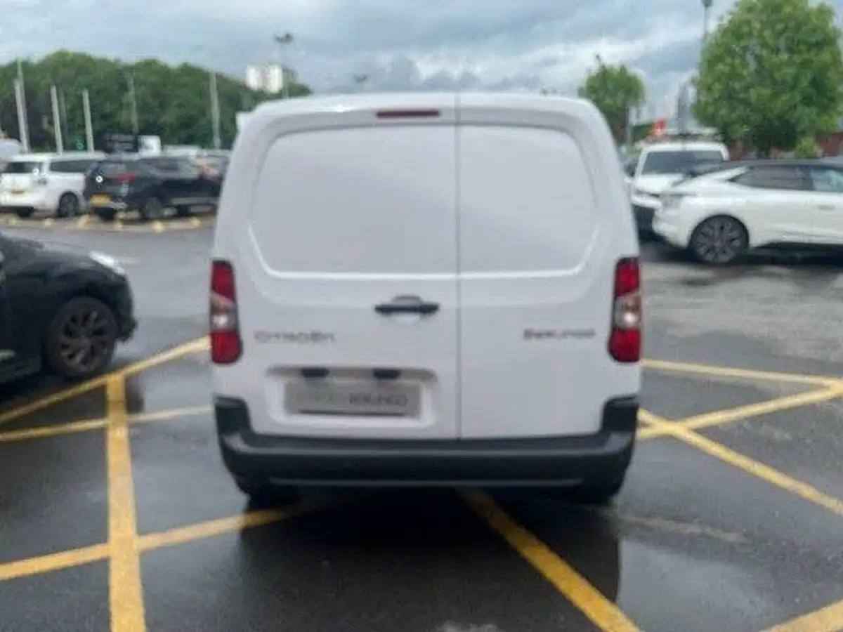 2024-citroen-berlingo-15-bluehdi-m-enterprise-100pseu6e-big-11