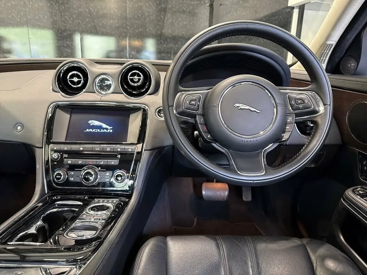 2016-jaguar-xj-series-30td-xj-luxury-swb-saloon-big-14