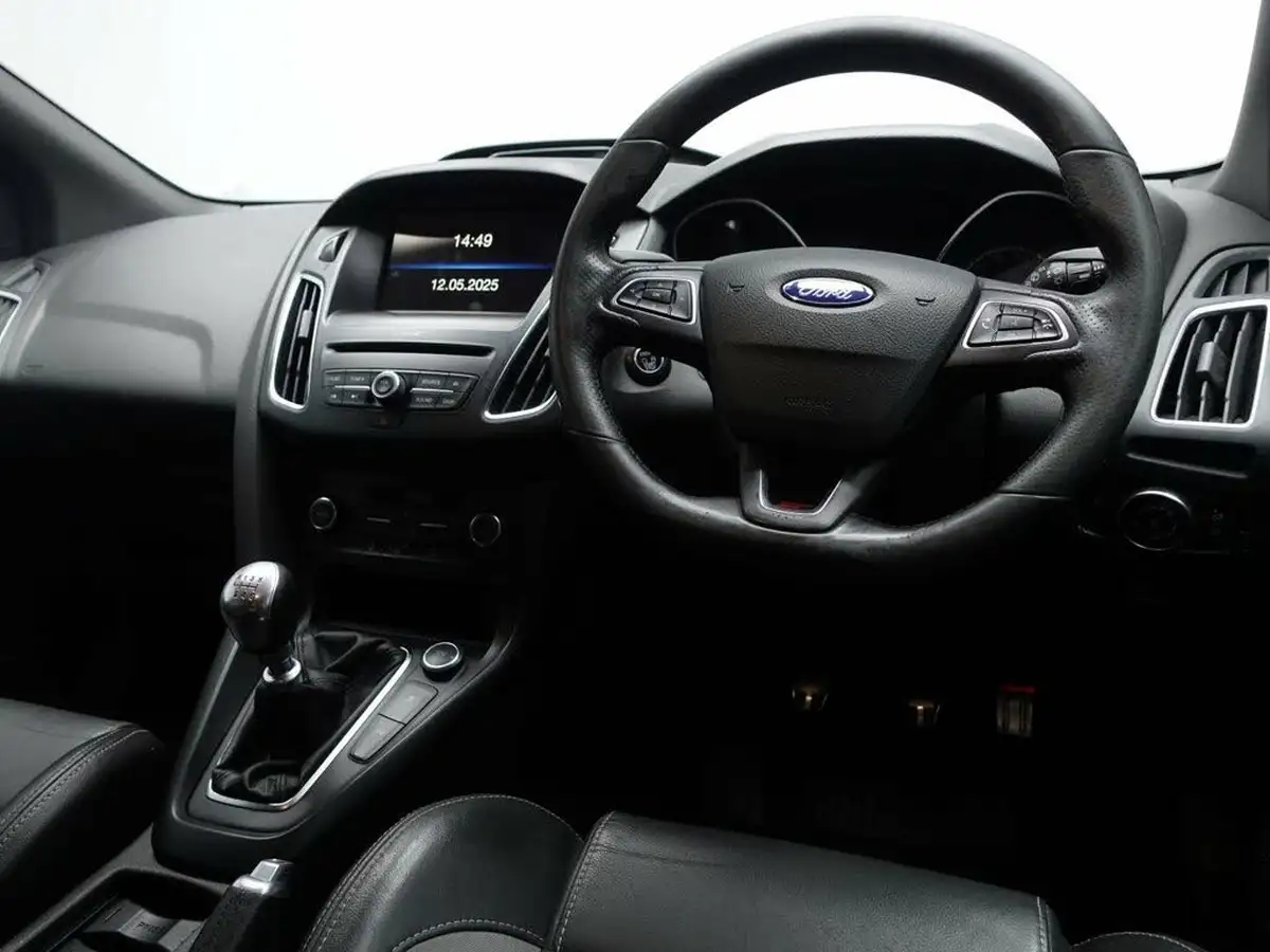 2015-ford-focus-20tdci-st2-hatchback-big-17