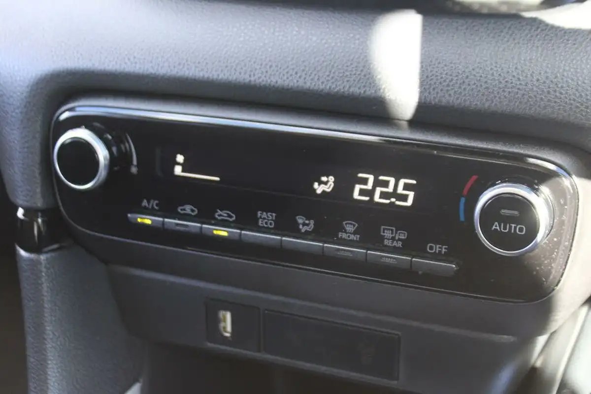 2022-toyota-yaris-15-vvt-i-design-big-25