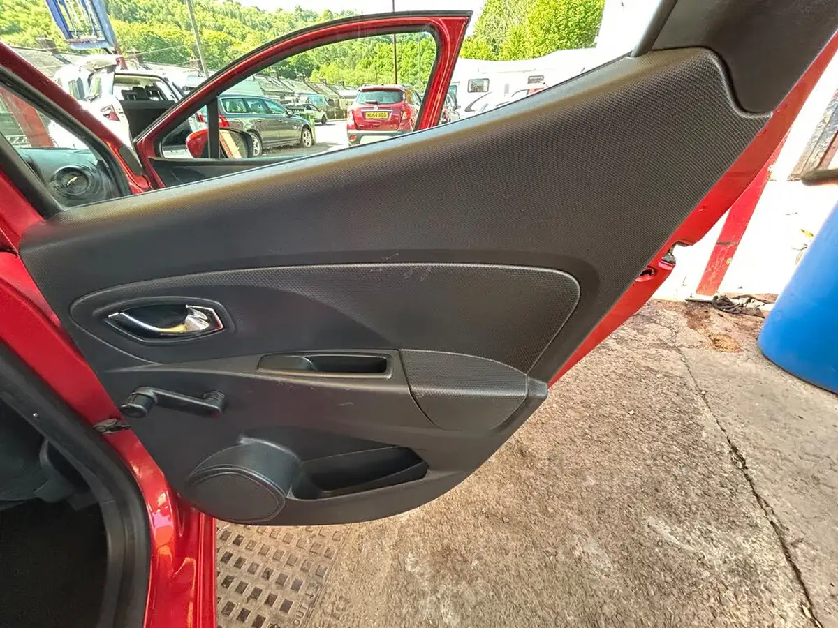 2014-renault-clio-12-expression-big-24