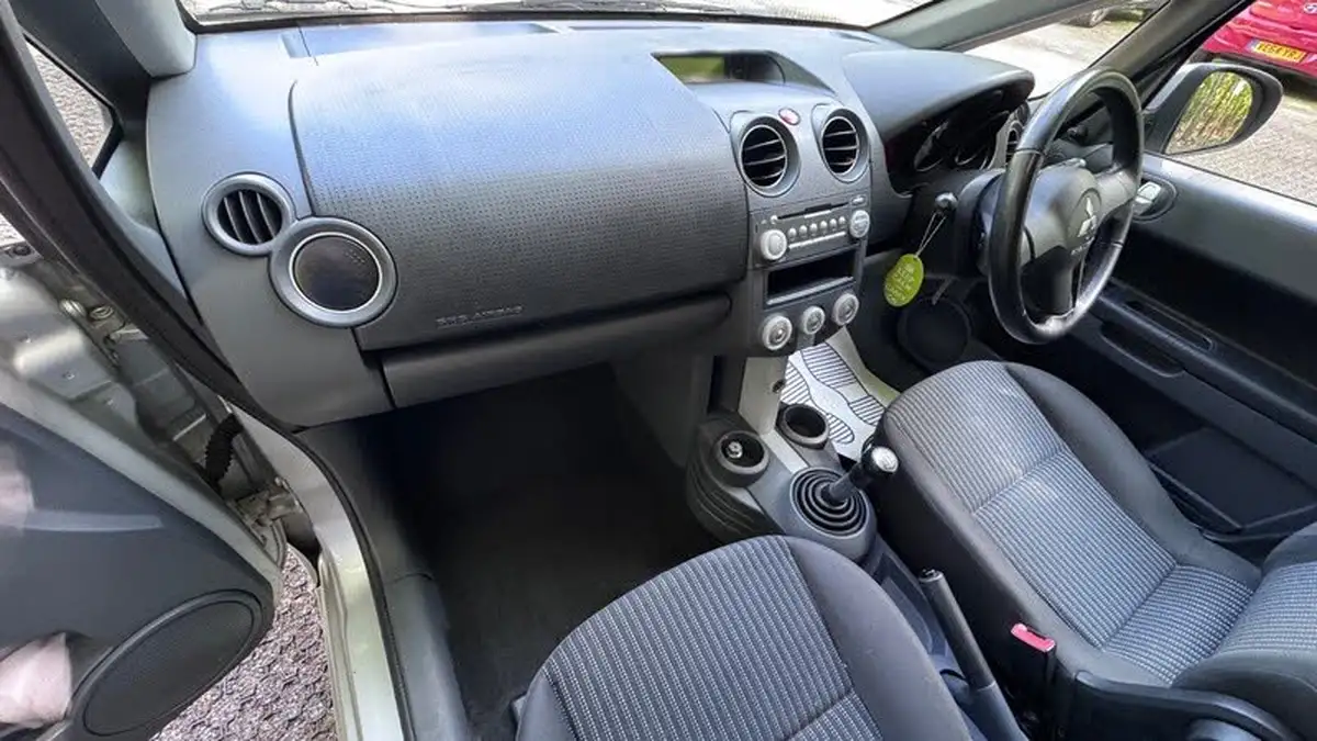 2008-mitsubishi-colt-15td-cz2-big-28
