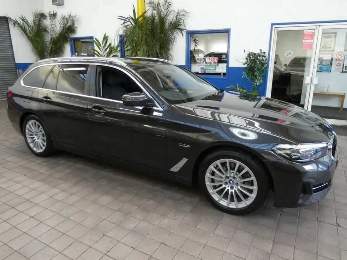 2022-bmw-5-series-20-530e-se-touring-5d-big-25