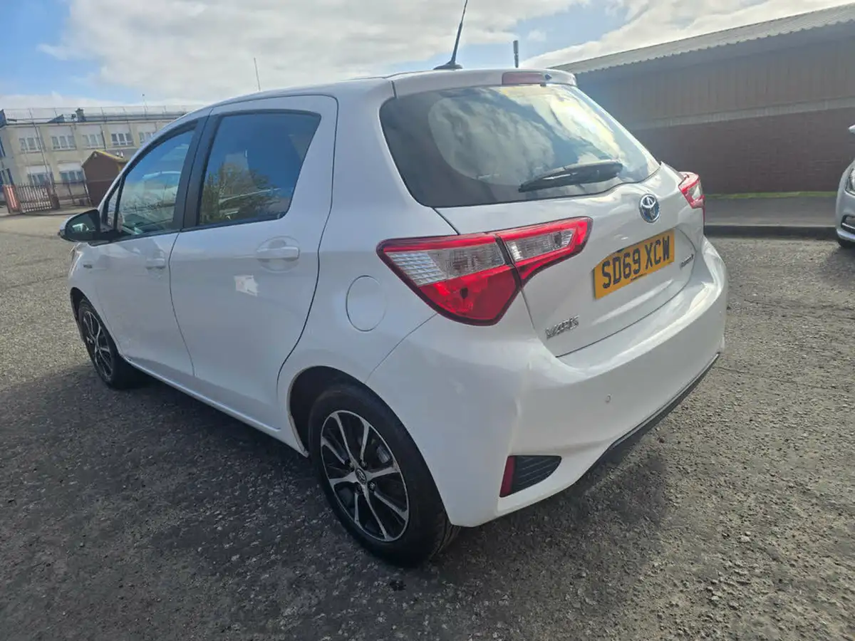 2019-toyota-yaris-15-vvt-i-icon-tech-98bhp-hybrid-1497cc-e-cvt-big-31