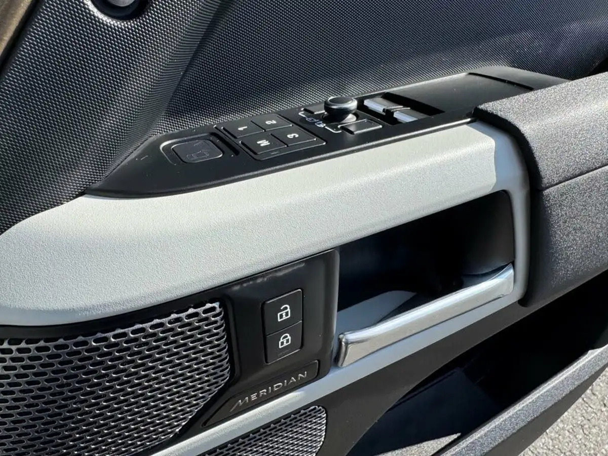 2022-land-rover-90-defender-30-p400-xs-edition-big-45