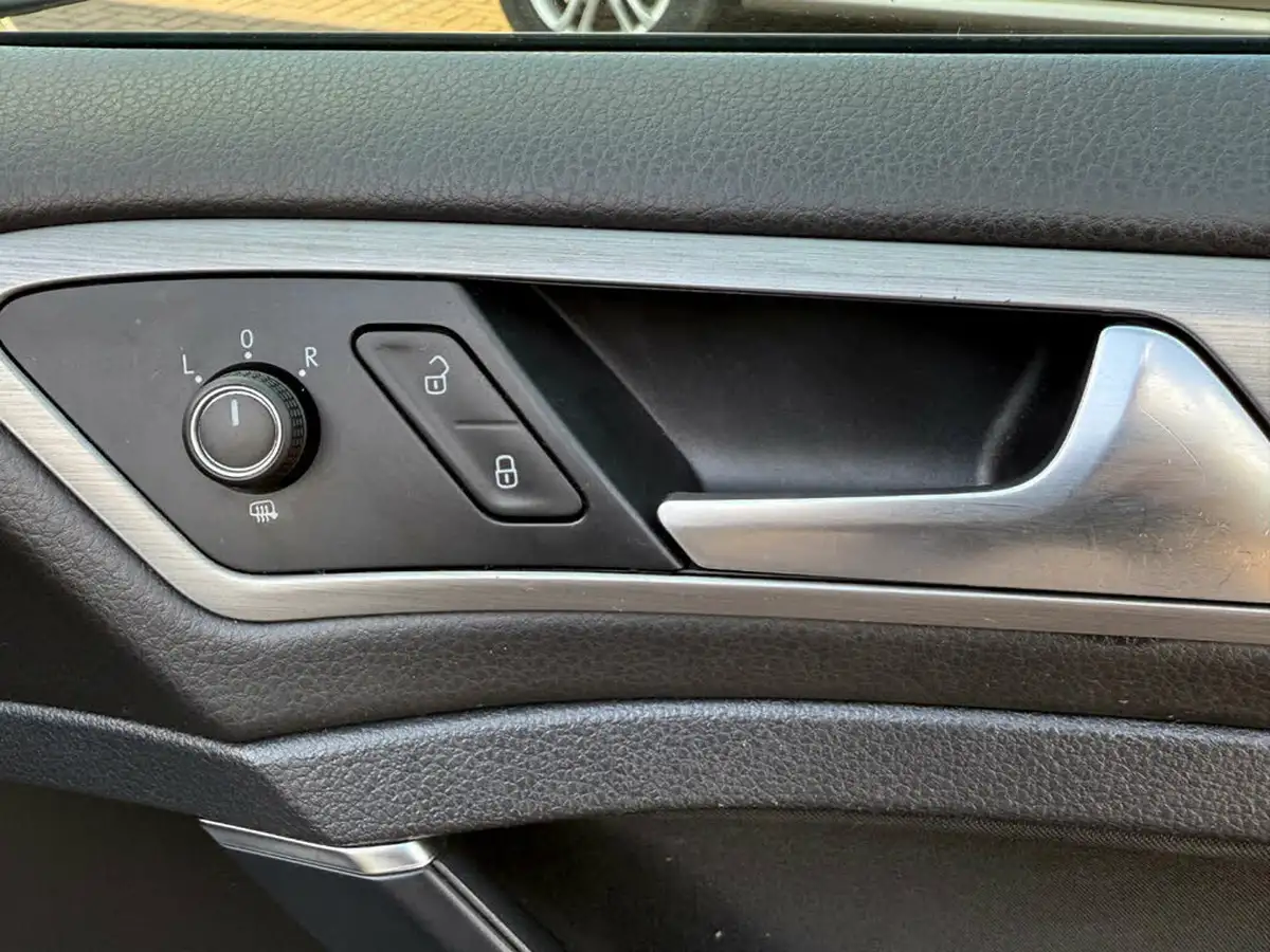 2014-volkswagen-golf-20tdi-se-ss-hatchback-5d-dsg-big-26