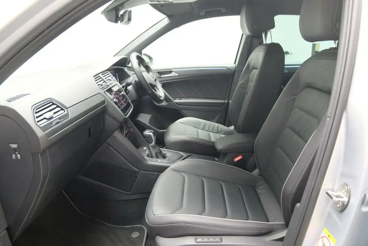2024-volkswagen-tiguan-15-tsi-r-line-edition-big-12