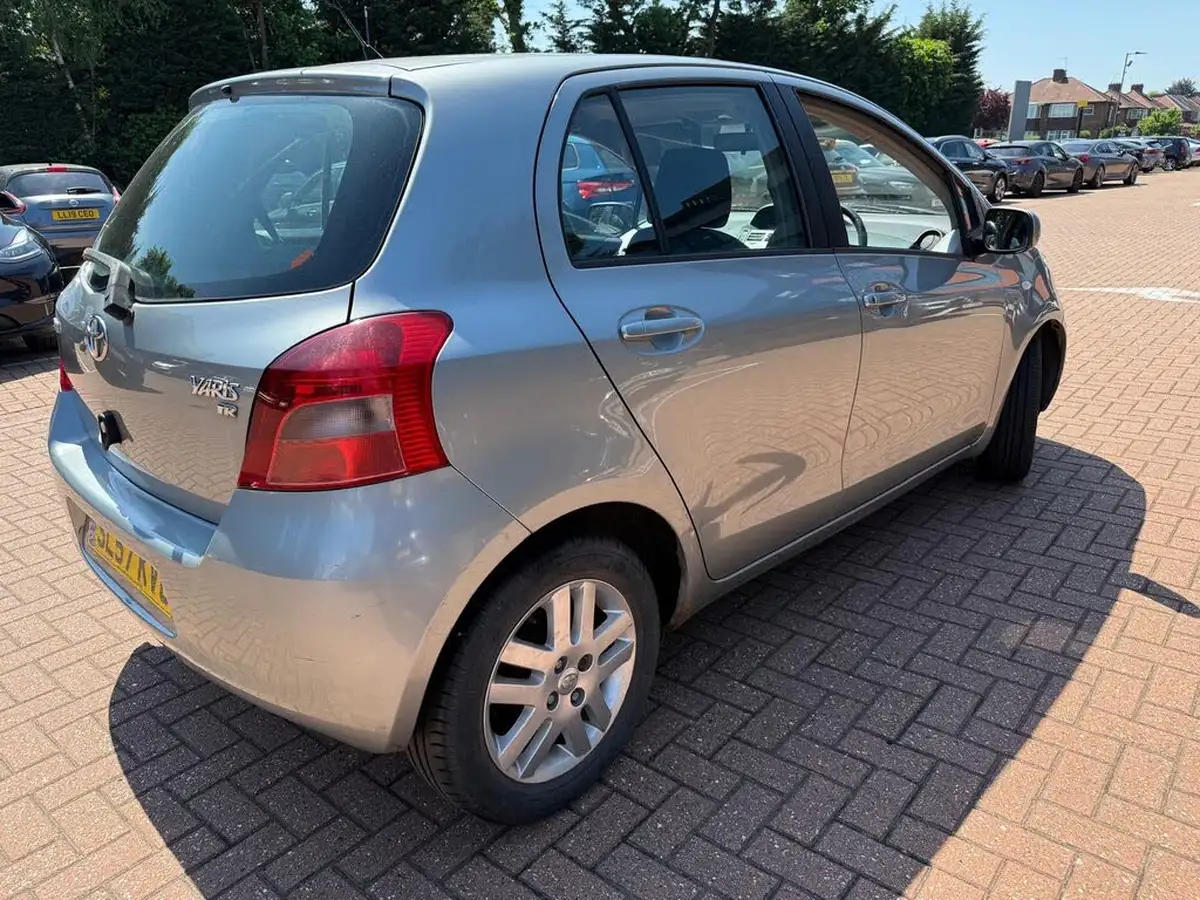 2007-toyota-yaris-13-tr-5d-big-16