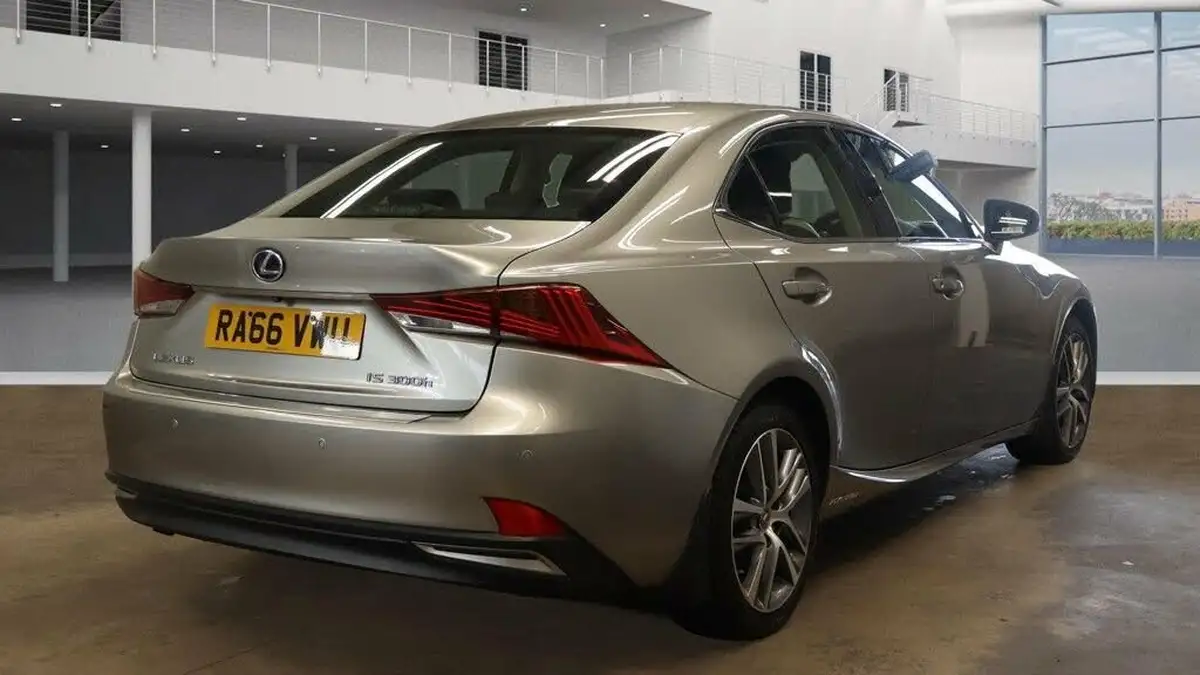 2017-lexus-is-300h-25-advance-big-9